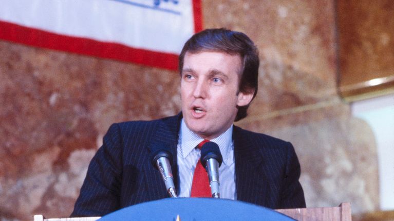 Donald Trump New Jersey Generals jenkkifutisjoukkueen lehdistötilaisuudessa vuonna 1985.