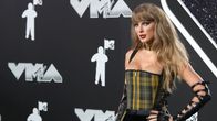 Taylor Swift poseeraa kameralle.