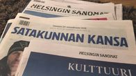 Sanomalehtiä lattialla maton päällä.
