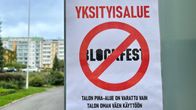 Talon seinässä on kyltti, jonka teksti kertoo talon piha-alueen olevan varattu vain talon oman väen käyttöön.