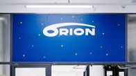 Orionin logo kyltissä Orionin tuotantolaitoksessa Mankkaalla Espoossa, jossa kootaan ja pakataan inhalaattoreita.