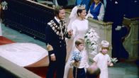 Sveriges kungapar går till altaret på sin bröllopsdag 1976.