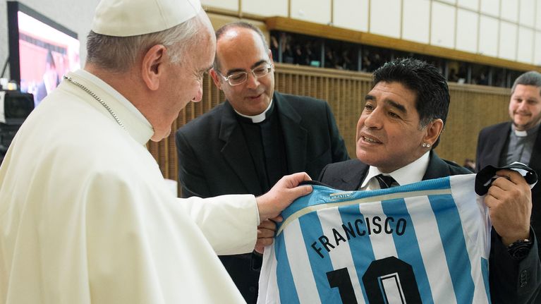 Paavi vastaanottaa Diego Maradonalta Argentiinan jalkapallojoukkueen paidan.