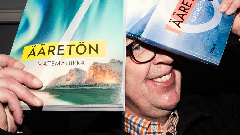  Timo Tapiainen on Pohjankartanon koulun, matematiikan opettaja ja oppikirjailija.  