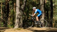 André Haga i terrängen i VM i cykelorientering 2025.