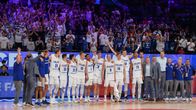 Susijengi juhlii faniensa kanssa voittoa Venezuelasta.