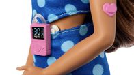Verensokerimittari Barbie-nuken vyötäröllä ja insuliinipumppi käsivarressa.