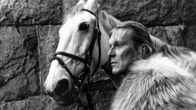 Paavo PIskonen ja hevonen elokuvassa Kuningas lähtee Ranskaan (1986).