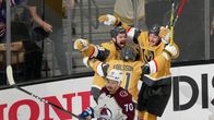 Vegas Golden Knightsin NHL-pelaajat juhlivat maalia jääkiekkopelissä.