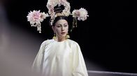 Turandot (Astrik Khanamiryan) seisoo kameran edessä ja katsoo totisena ohi kamerasta.