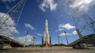 Ariane 6 -raketti seisoo laukaisualustalla asfalttikentällä.
