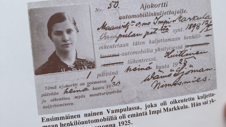 En svartvit bild ett finskt körkort utfärdat 1925 med handskriven text.