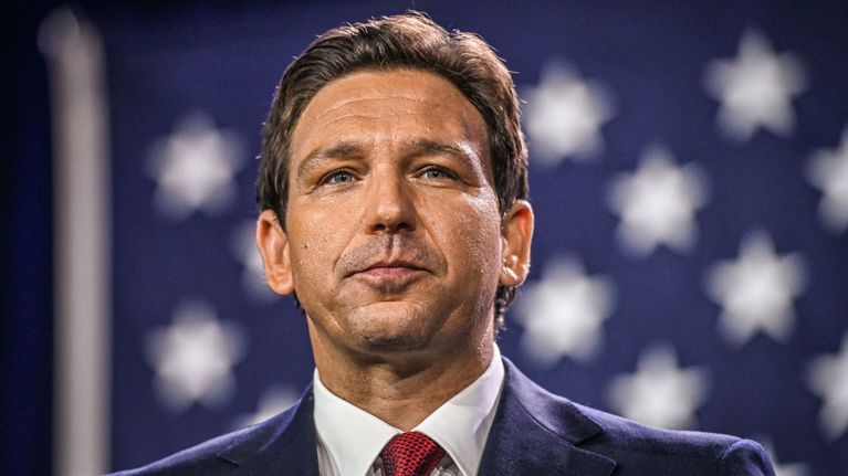 Ron DeSantis i närbild med en amerikansk flagga i bakgrunden.