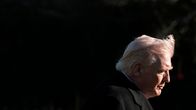 Trump ja musta tausta, dramaattinen kuva. 