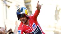 Primoz Roglic pitää sormea pystyssä.