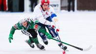 Två bandyspelare kämpar om bollen