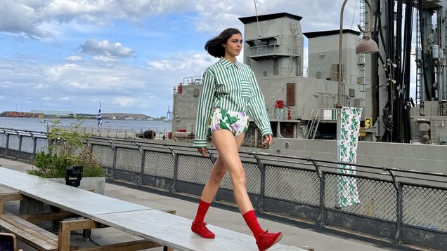 En modell i tygblöja på Marimekkos catwalk på Köpenhamns modevecka.