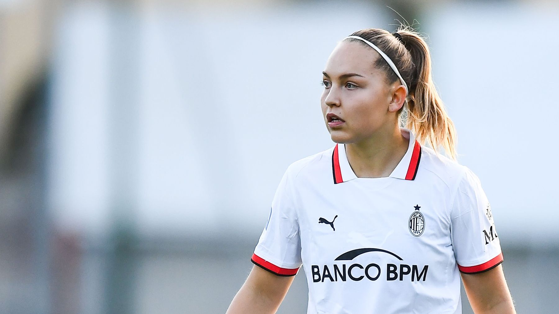 Oona Sevenius spelar match för AC Milan.