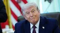 Yhdysvaltain presidentti Donald Trump hymyilee kameraan katsoen lähikuvassa.