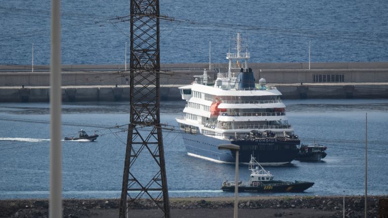 Fartyget MV Hondius för ankar utanför Teneriffa.