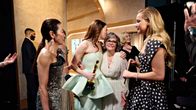 Michelle Yeoh, Emma Stone, Sally Field ja Jennifer Lawrence Oscar-gaalan takahuoneessa 10. maaliskuuta 2024. Charlize Theron näkyy taaempana.