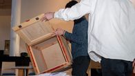 Vaaliuurnan sisältö on tyhjennetty pöydälle, missä on kasa äänestyslipukkeita.
