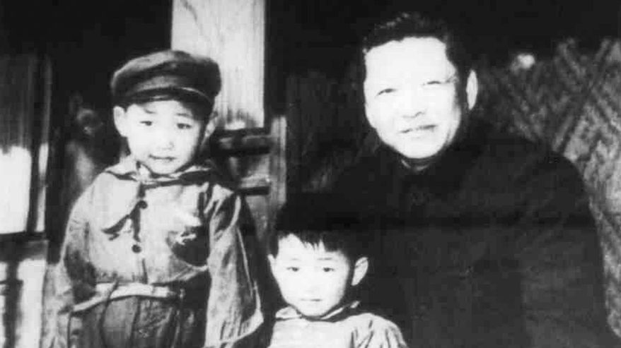 Vanhassa Mustavalkokuvassa hyvin nuori Xi Jinping pikkuveljensä ja isänsä kanssa. Varovasti hymyilevällä Xillä on mao-lakki. 