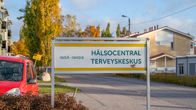 En skylt med texten hälsocentral