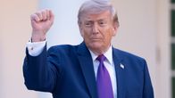 Donald Trump on nostanut oikean kätensä pystyyn Valkoisen talon edustalla 13. toukokuuta 2026.