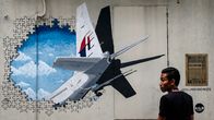 En väggteckning i Shah Alam i Malaysia drygt två år efter att MH370 försvann spårlöst i Indiska oceanen