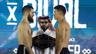 Artur Beterbiev ja Dmitry Bivol tuijottavat toisiaan.