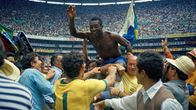 Pelé ja muu Brasilian joukkue juhlii MM-kultaa 1970.