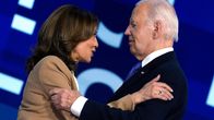 Kamala Harris ja Joe Biden halaavat puoluekokouksen lavalla.