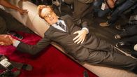 Årets Oscars-värd Conan O'Brien ligger på röda mattan som är på rulle. 