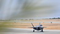 F-35-hävittäjä laskeutumassa Kyproksella sijaitsevaan RAF Akrotirin tukikohtaan kesäkuussa 2019.