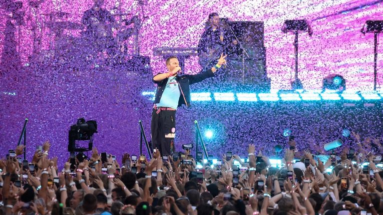 Coldplays vokalist Chris Martin framför hänförd publik i Helsingfors.
