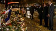 President Barack Obama hedrar minnet av offren i Paris