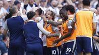 Spelare i Tottenham jublar.