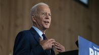 Joe Biden står i talarstol och håller tal.