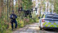 Poliisi lennättää droonia.