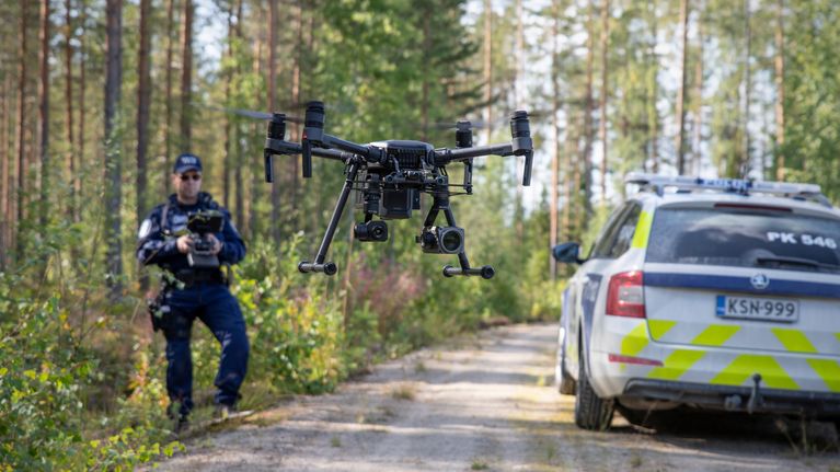 Poliisi lennättää droonia.