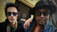 Earl Slick ja Bernard Fowler, rockin "palkkasoturit" poseeraavat puolilähikuvassa. Kuva Rockin palkkasoturit -dokumentista.