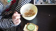 lapsi syö aamupalaa