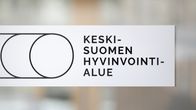 Keski-Suomen hyvinvointialueen tarra lasiseinässä.