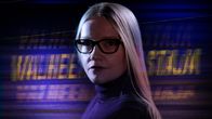 Toimittaja Johanna Vehkoo katsoo kameraan, taustalla teksti Valheenpaljastaja