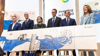 Pormestarit Haminasta, Kajaanista, Vaalasta ja Muhoksesta, sekä pääministeri Petteri Orpo ja Googlen investointijohtaja Ruth Porat.