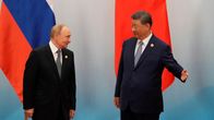 Vladimir Putin ja Xi Jingping seisovat vierekkäkin puvut päällä ja katsovat toisiinsa. 