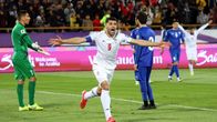  Iranin maaliruisku Mehdi Taremi juhlii 1-1-maaliaan Uzbekistania vastaan 25.3.2025. 