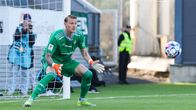 En boll kommer flygande mot målvakten Jesse Öst.