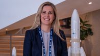 Jenni Tapio seisoo ESA:n aulassa. 